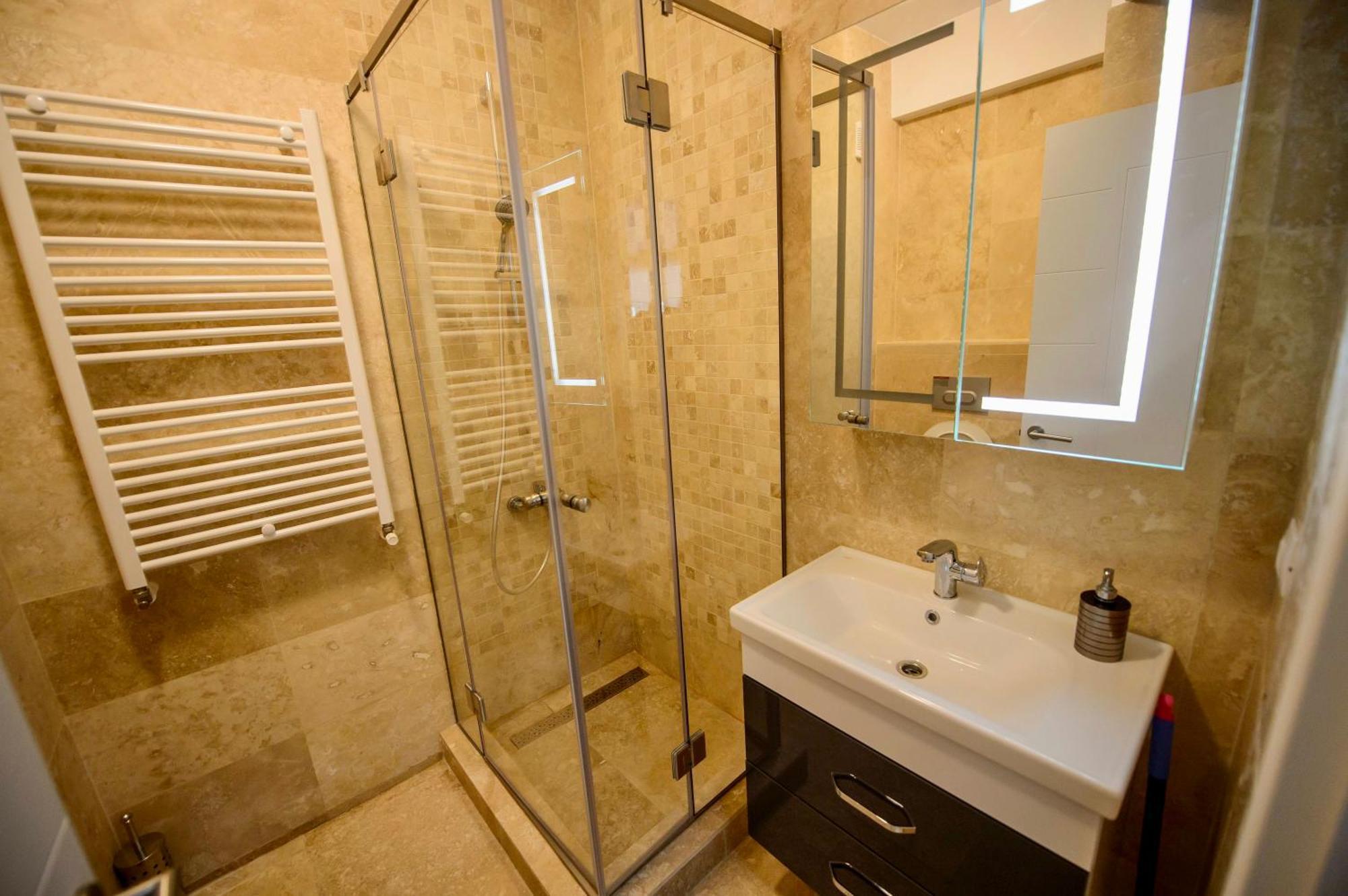 Solid 387 Mamaia